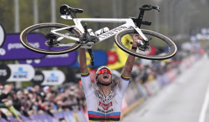 Van der Poel gana su tercer Tour de Flandes con otra exhibición